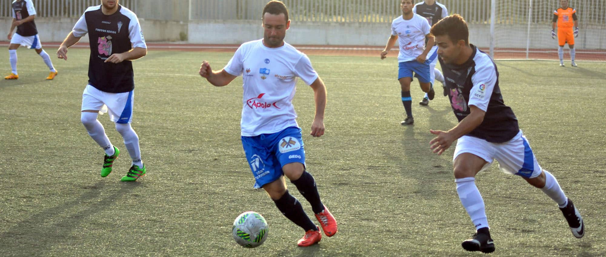 El Debutante Jorge Pina Controla El Balón Durante El Partido Con El Guadix.