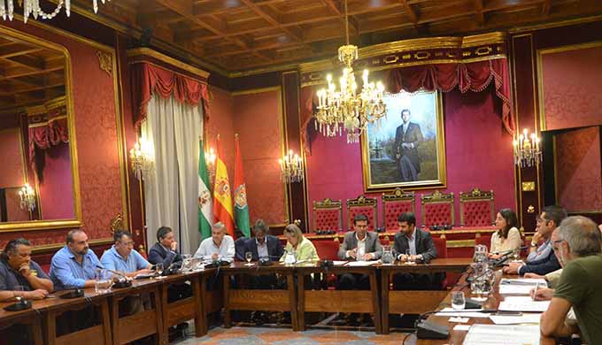 El Alcalde De Loja, Joaquín Camacho Junto A Francisco Cuenca En La Mesa Del Ferrocarril. Foto Granad