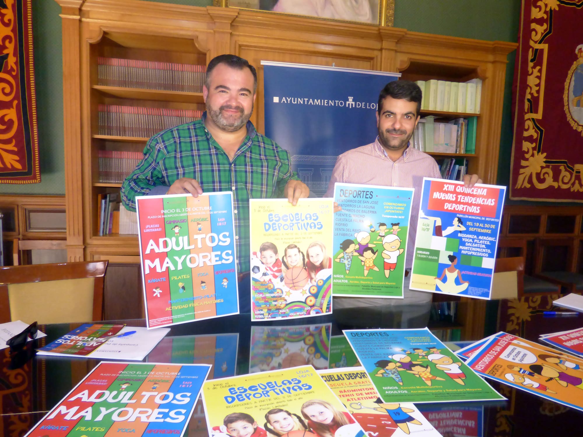 El Alcalde Y El Concejal De Deportes Muestran Los Carteles De La Programación. Foto: Marina Miranda