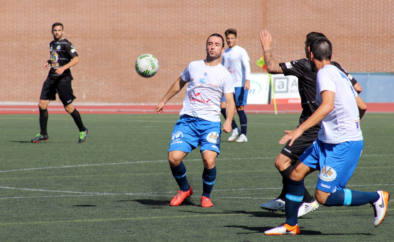 Jorge Pina Disputa El Balón En Una Acción Del Choque De Esta Mañana Ante El Palo