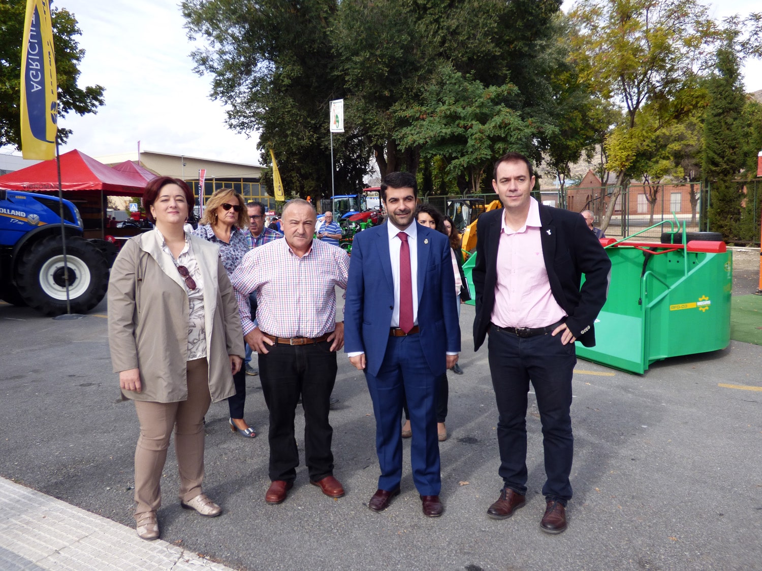 Rosa Fuentes Junto Con El Alcalde, El Delegado De Agricultura Y El Presidente De Covecol
