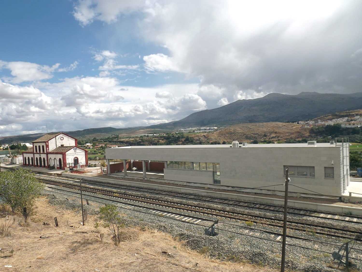 Estado Actual De La Nueva Estación De Ave Que Se Construye Junto A La Conocida Como 'vieja'. P.c.