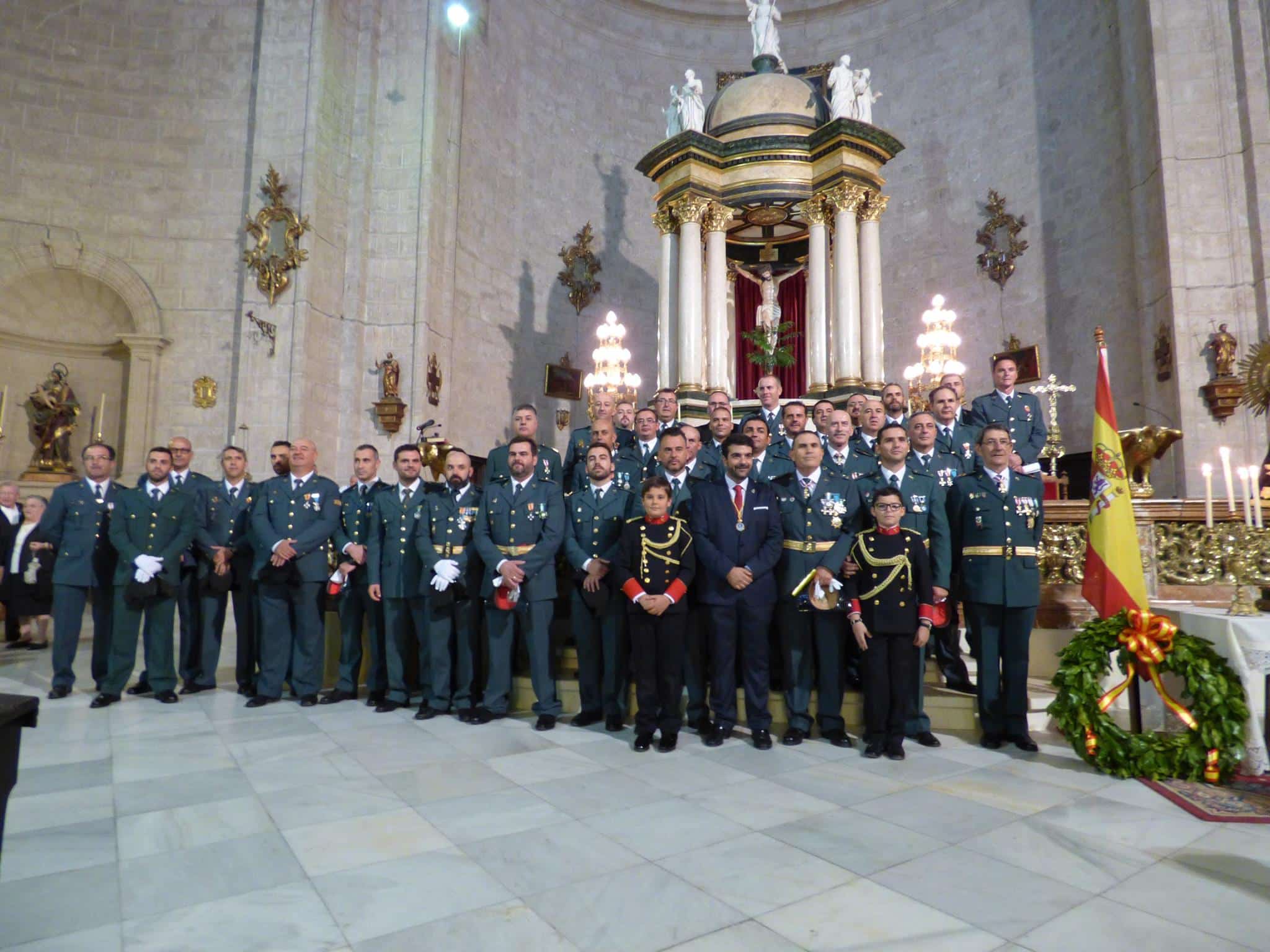 Guardia, Suboficiales Y Oficiales Del Cuerpo Armado Posaron En El Altar De La Iglesia Mayor