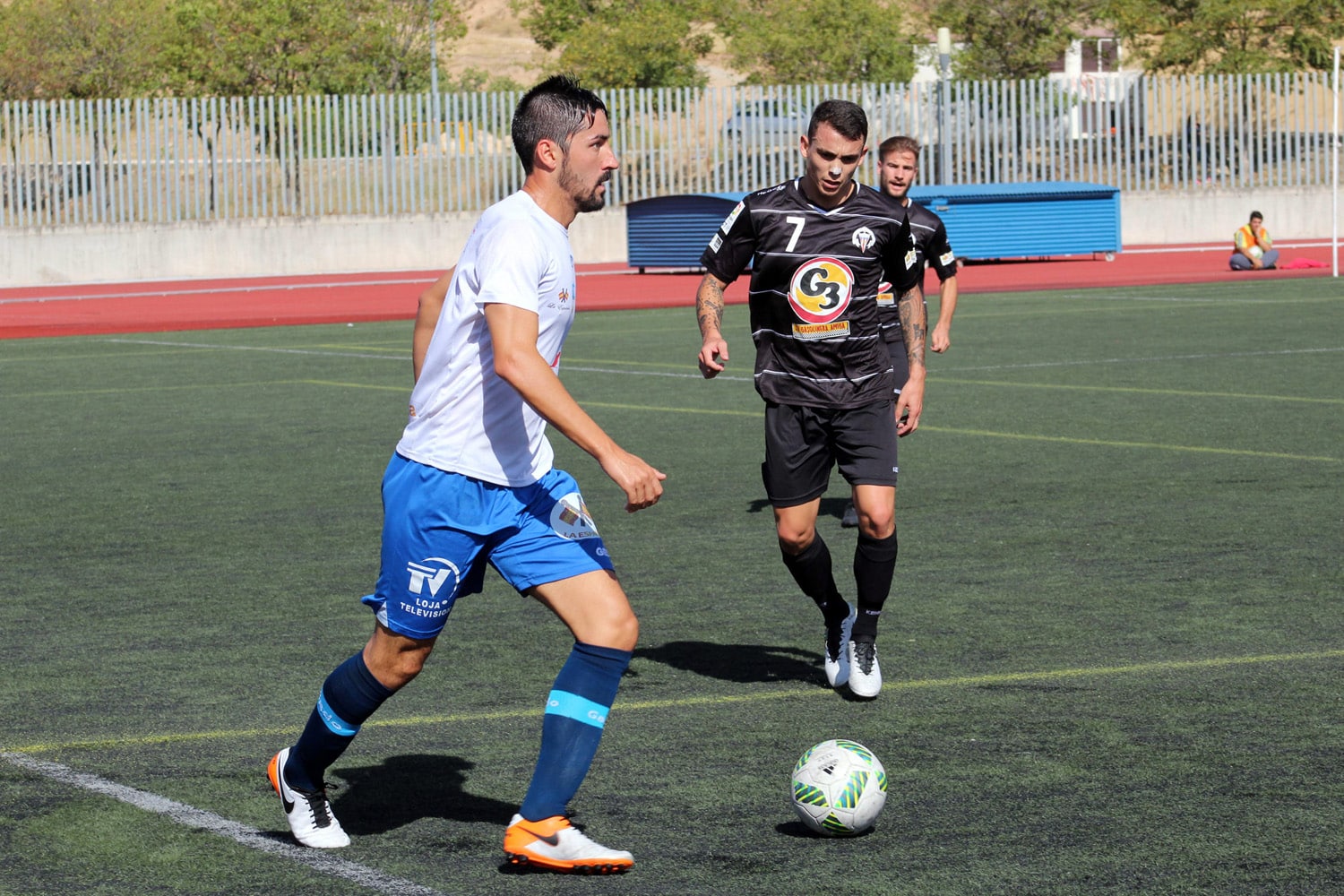 Seco Disputa El Balón En El Anterior Partido En Casa Ante El Palo.