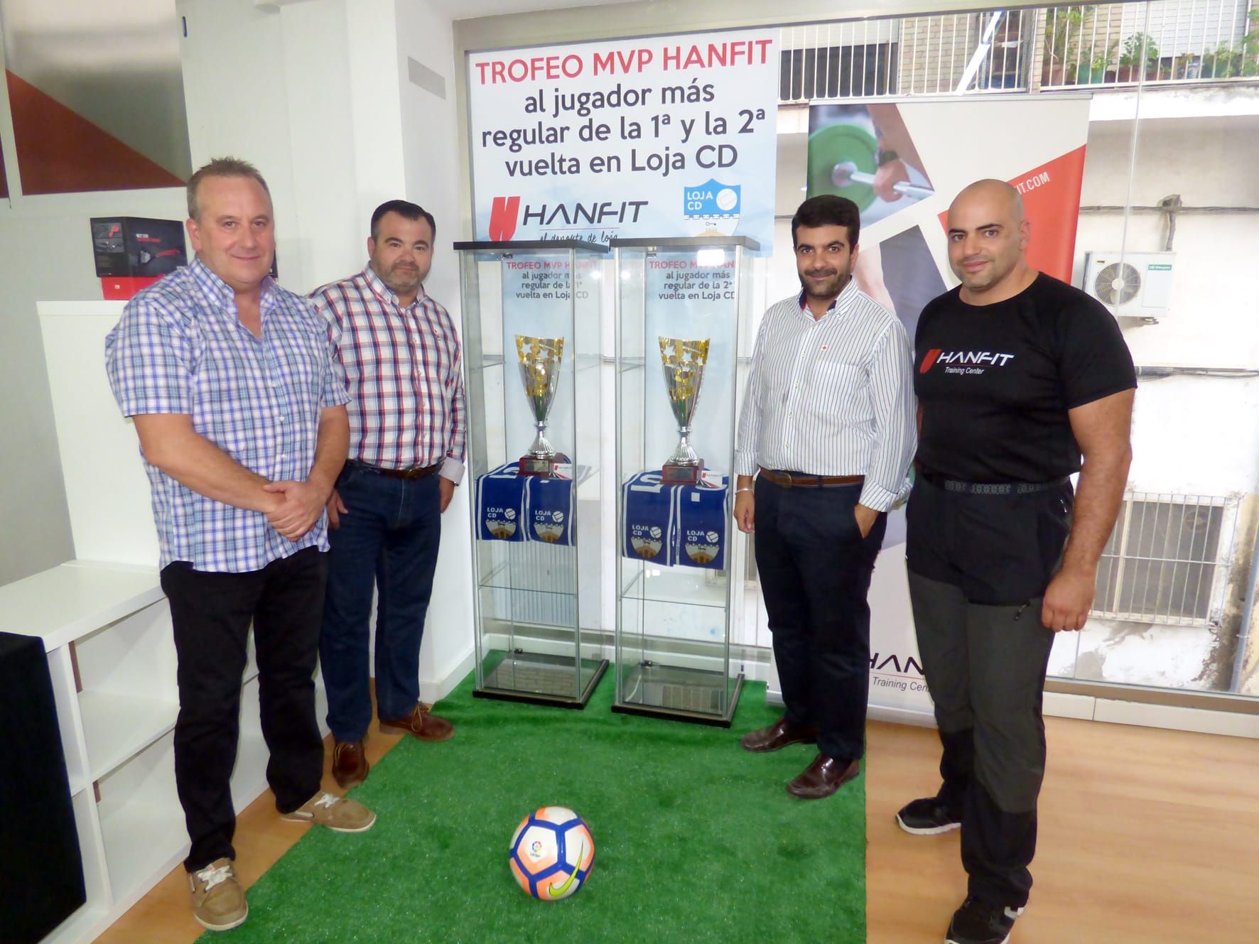 Ramón Sánchez, José A. Gallego, Joaquín Camacho Y Óscar Rodríguez, Junto A Los Trofeos