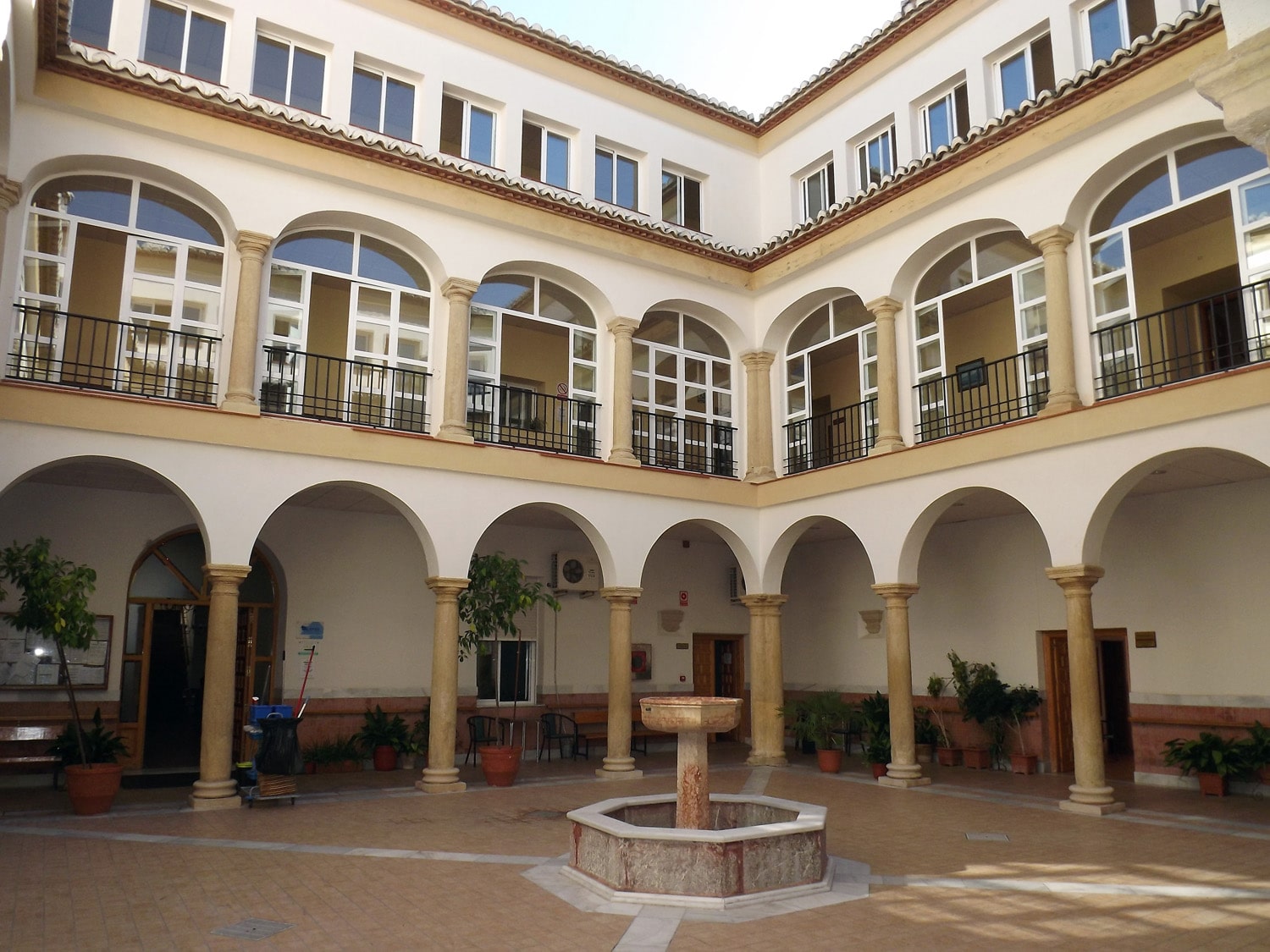 Aspecto Del Patio Interior De La Residencia De Mayores De Loja