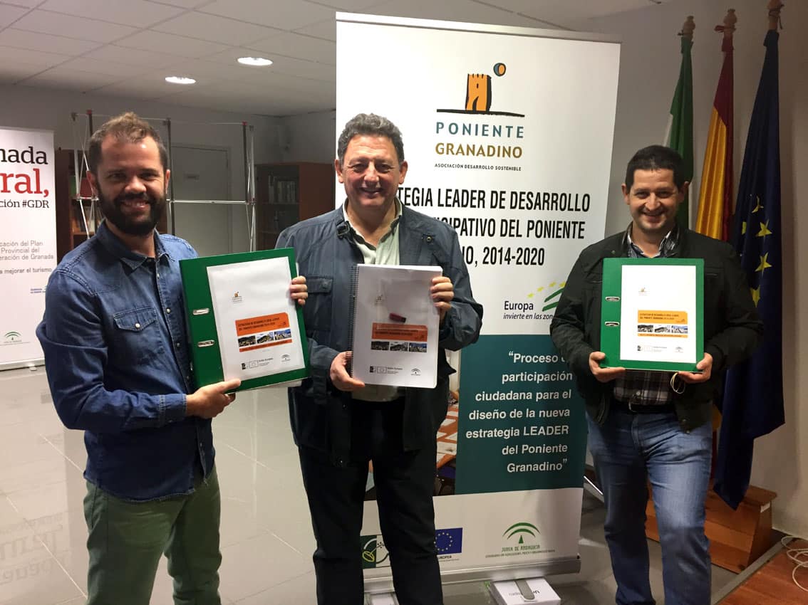 Dirigentes Del Gdr Del Poniente Con El Documento De Le Estrategia De Desarrollo Local 2014 2020.
