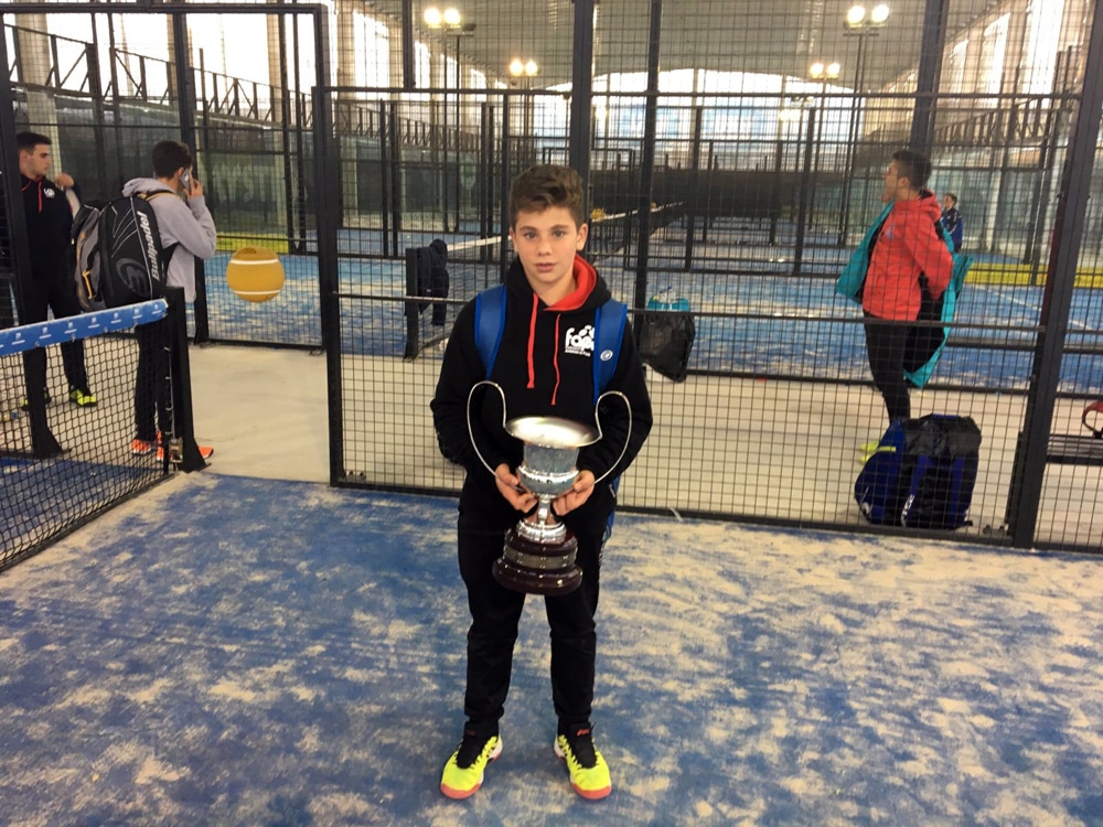 Diego Gallego Con El Trofeo De Campeón Conquistado Por La Selección Granadina