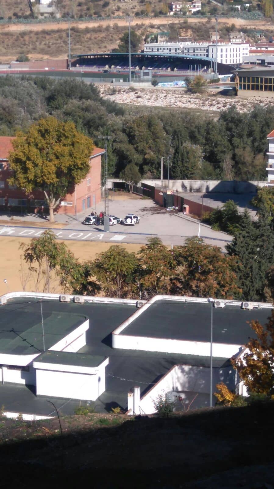 Presencia Policial En La Puerta Del Instituto Que Ha Sido Taponada.