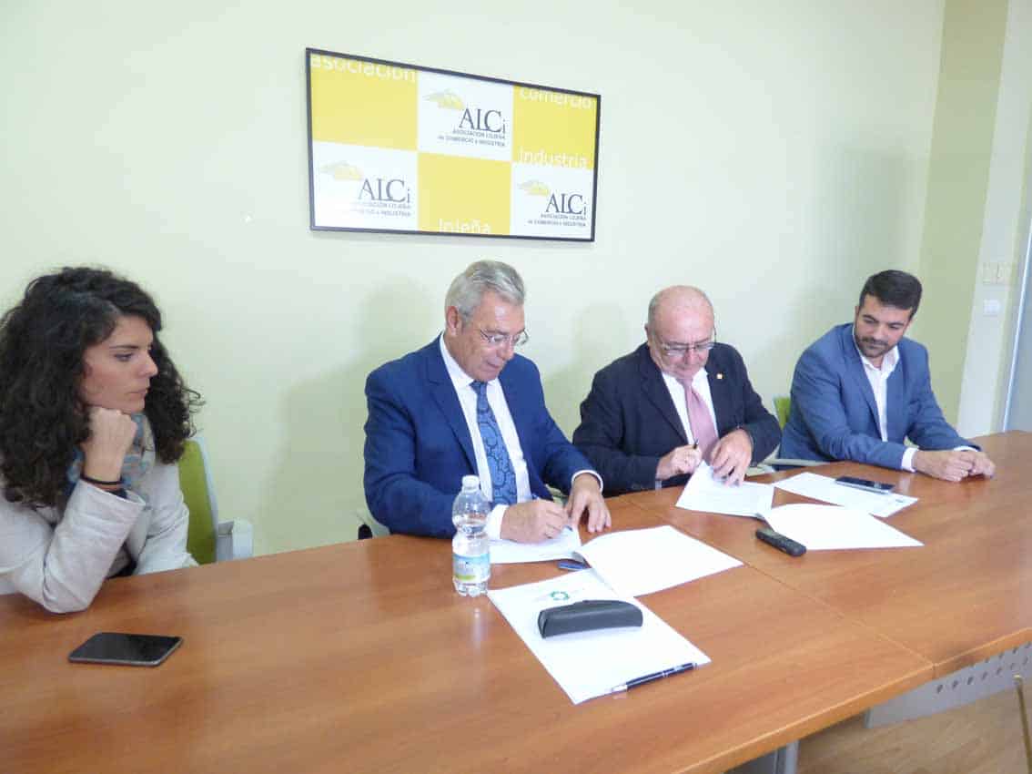 Imágen Durante La Firma Del Convenio Entre Granada Internacional Y La Alci