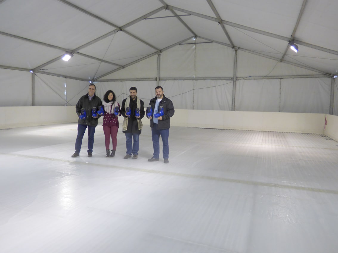 Los Ediles De Educación Y Turismo, Junto Al Alcalde Y El Concejal De Deportes En La Pista De Hielo.
