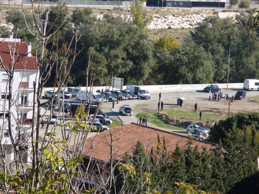 Más De Una Docena De Coches Policiales Están Desplegados En Los Alrededores Del Edificio. M. M.