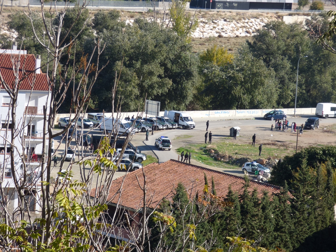 Más De Una Docena De Coches Policiales Están Desplegados En Los Alrededores Del Edificio. M. M.