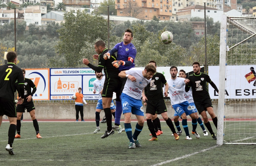 Javi Pérez Intenta Rematar En El Primer Palo En Una Acción Del Partido.