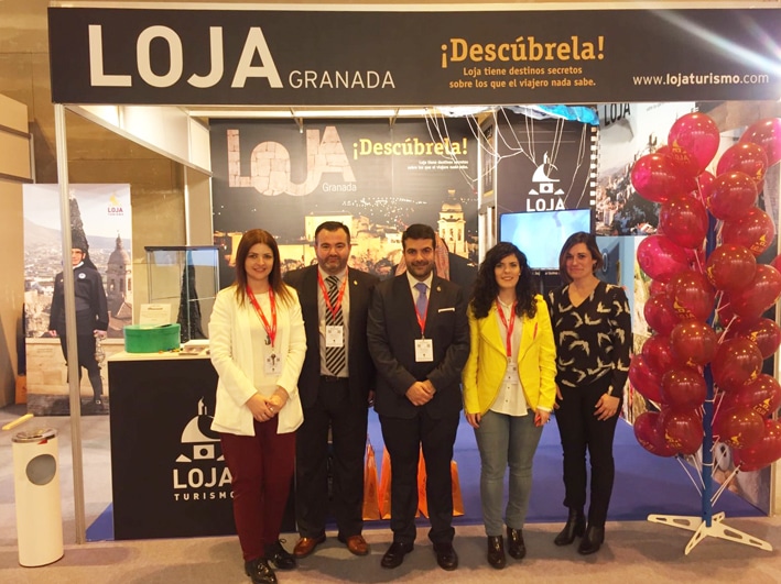 Alcalde, Concejales Y Técnicas Se Fotografían En La Portada Del Estand De Loja.