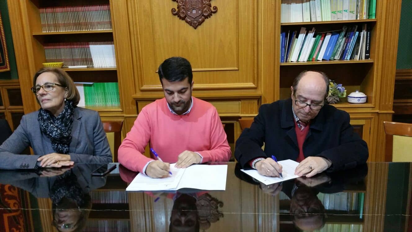 Momento De La Firma Del Convenio Entre El Alcalde Camacho Y El Presidente De La Sociedad José Arenas