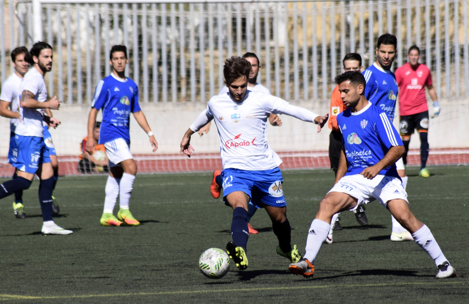 Del Moral Pugna Con Un Jugador Del Vélez En El Partido De La Primera Vuelta.