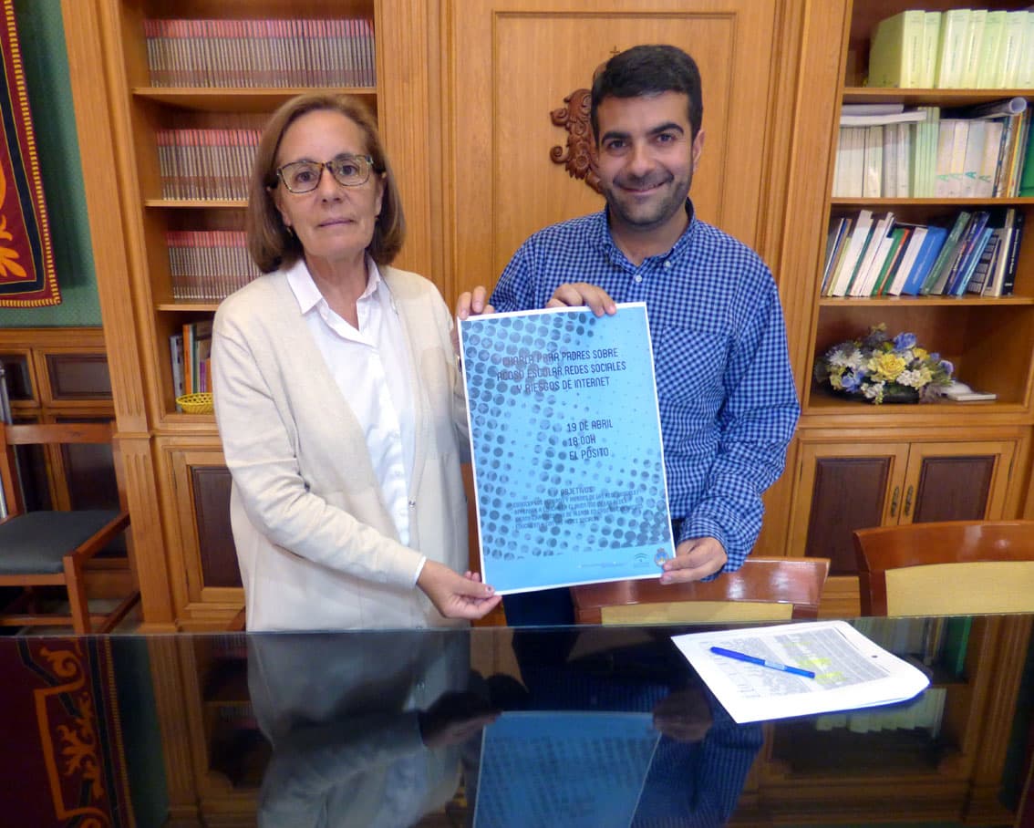 Ortiz Y Camacho, Con El Cartel Que Anuncia La Charla Sobre Acoso Escolar. Foto: J. Mª J.