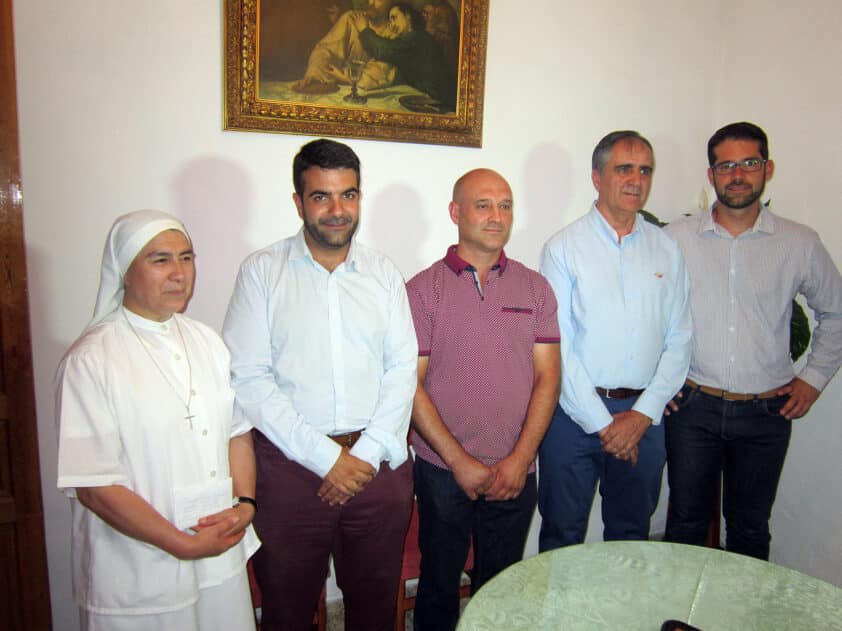 Momento De La Entrega De La Recaudación A Las Hermanas Del Buen Samaritano
