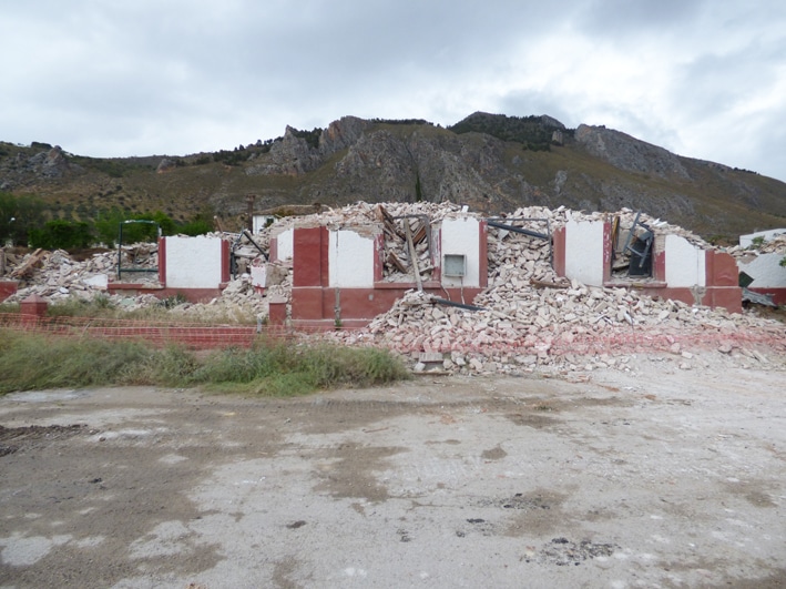 Estado En Que Quedó El Viejo Apeadero Tras La Actuación De La Máquina Excavadora.