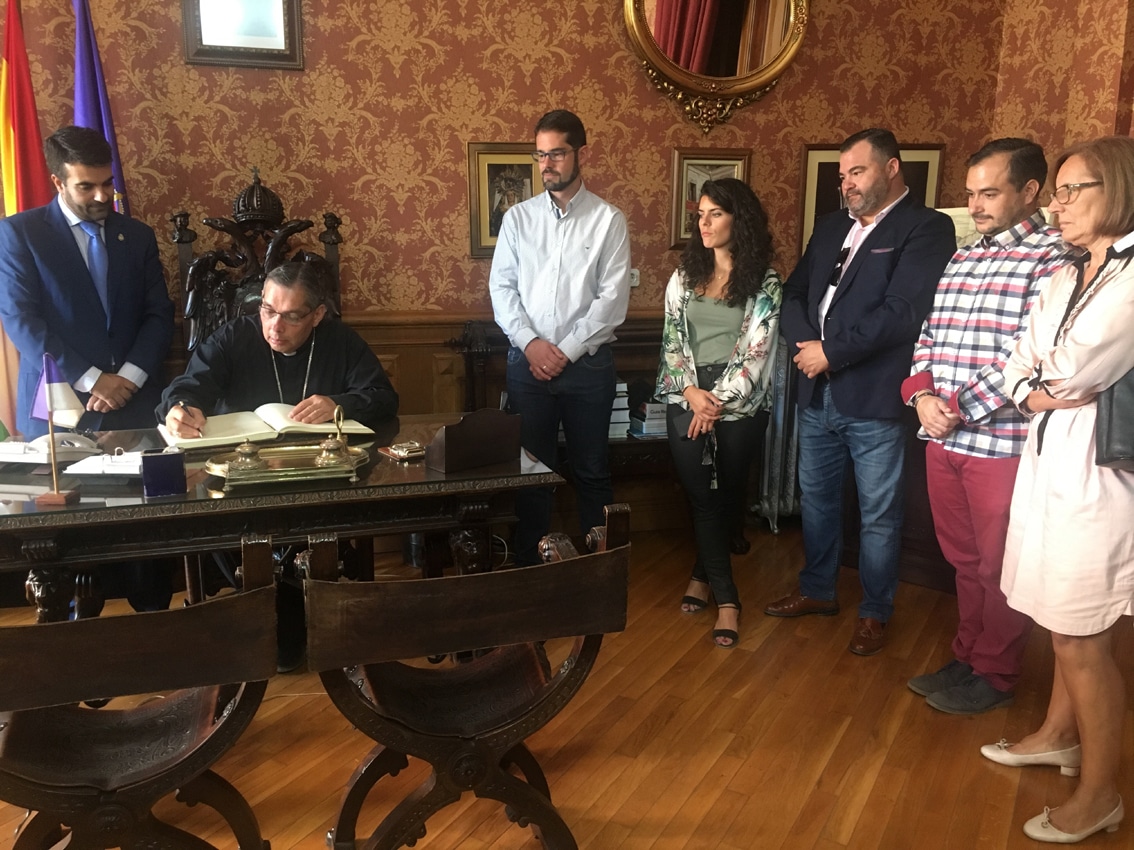 El Obispo De Loja De Ecuador Firmando En El Libro De Visitas De La Ciudad. A. Matas.