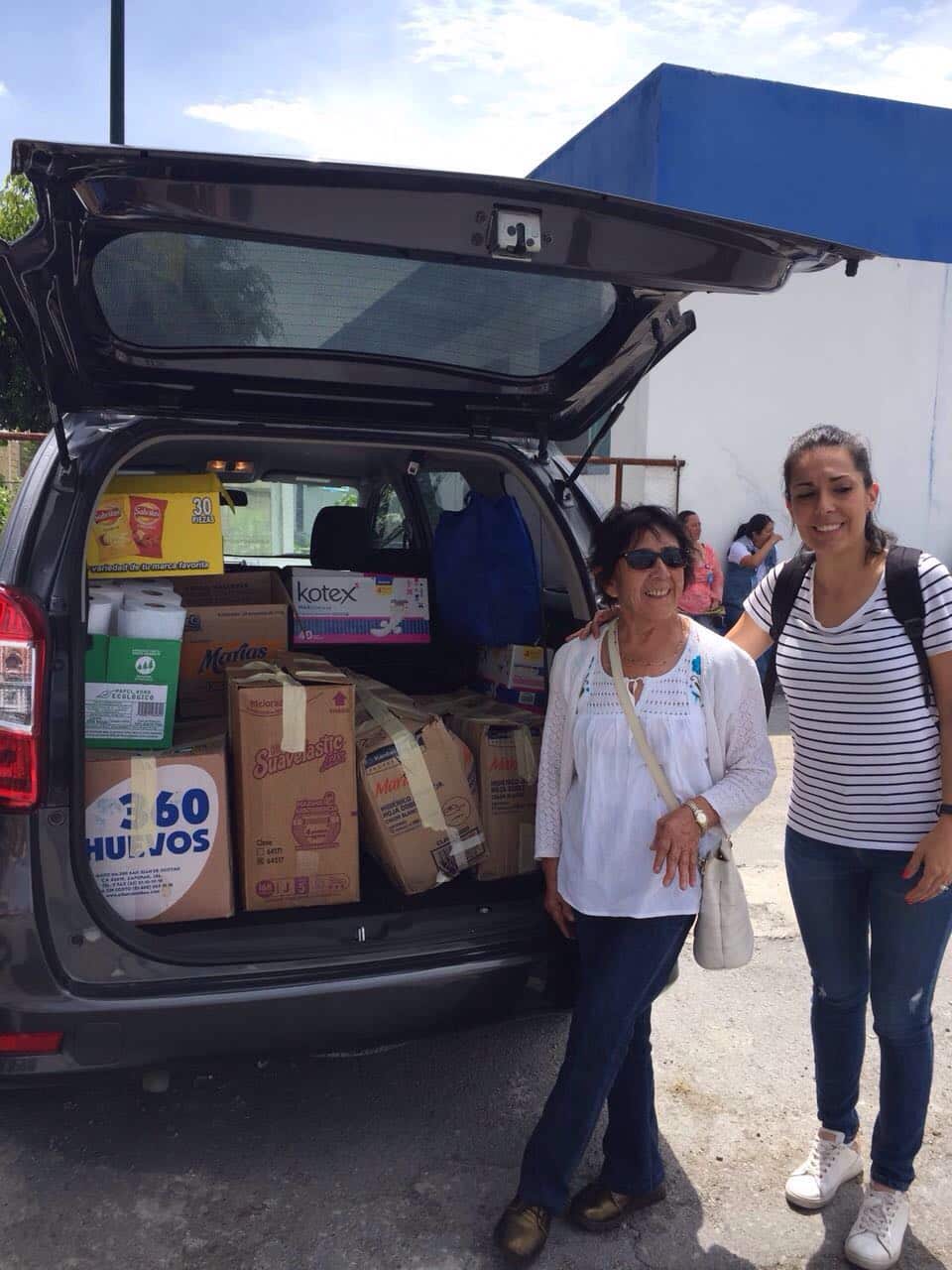 Paula Seglar, A La Derecha, Durante El Reparto De Alimentos Entre Los Damnificados.