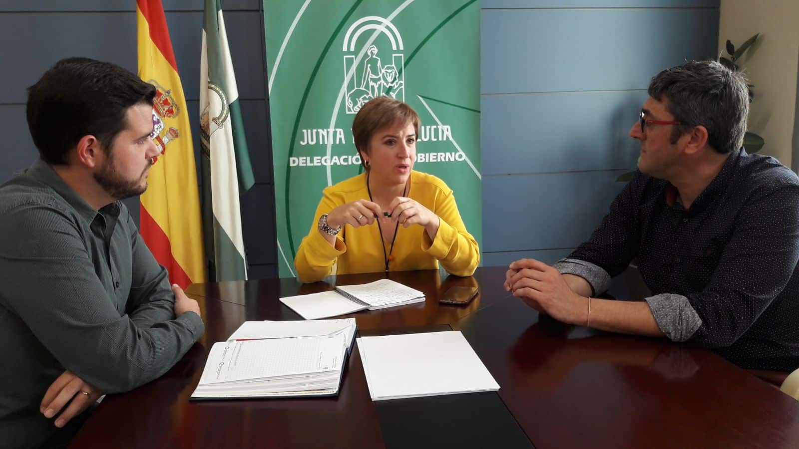 La Delegada Junto Al Responsable De Comunicación Izda. Y El Presidente De La Agrupación De Hermand