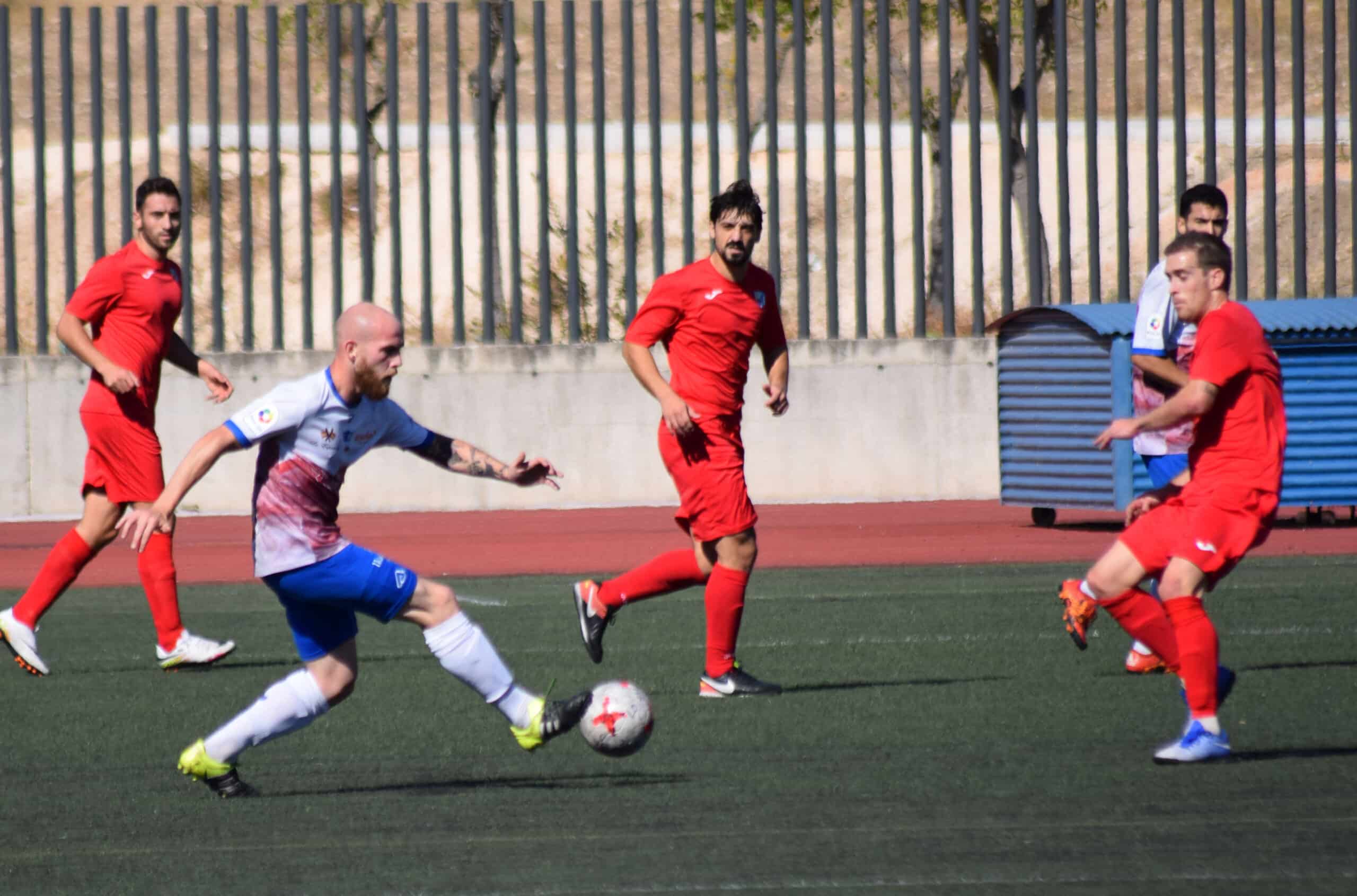 Illescas Golpea El Balón Ante Un Jugador Del Motril.