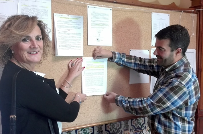 Inmaculada Ruiz Y Joaquín Camacho Colocan Las Bases En El Tablón De Anuncios Del Ayuntamiento.