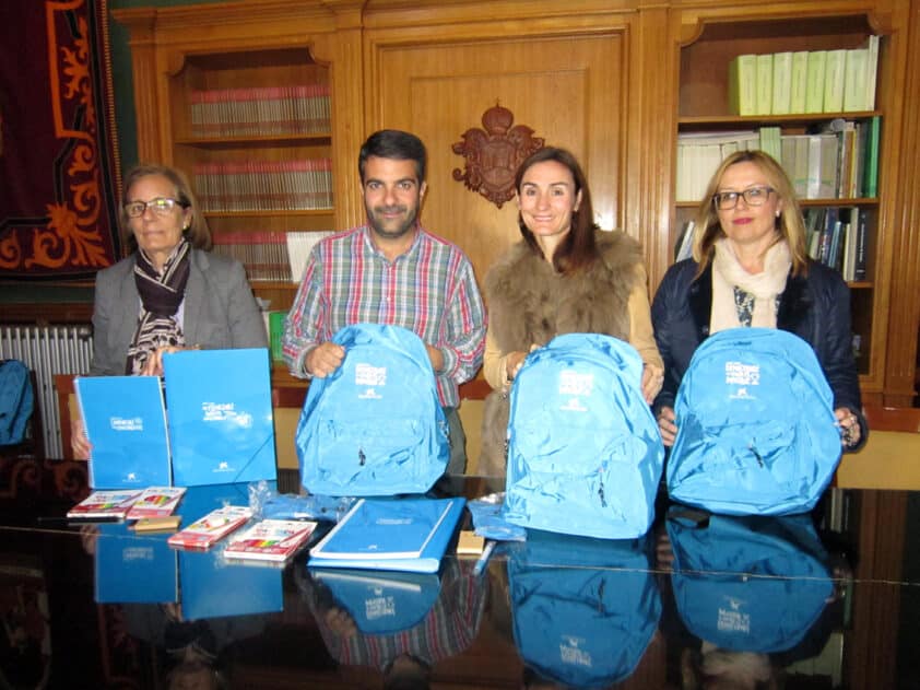 Autoridades Y Responsables De La Caixa Muestran El Material Escolar. Foto: Calma