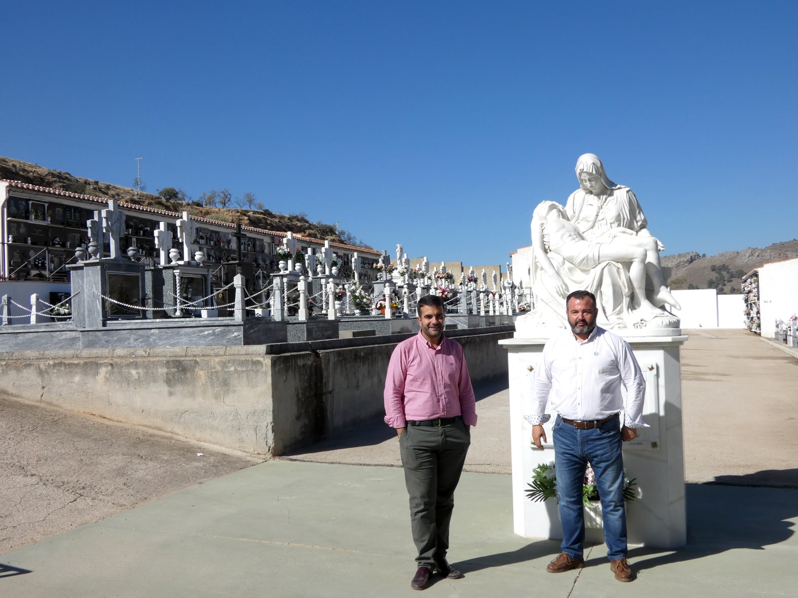 El Alcalde Y El Concejal De Servicios Municipales Durante La Visita Al Cementerio. Foto: P.c.