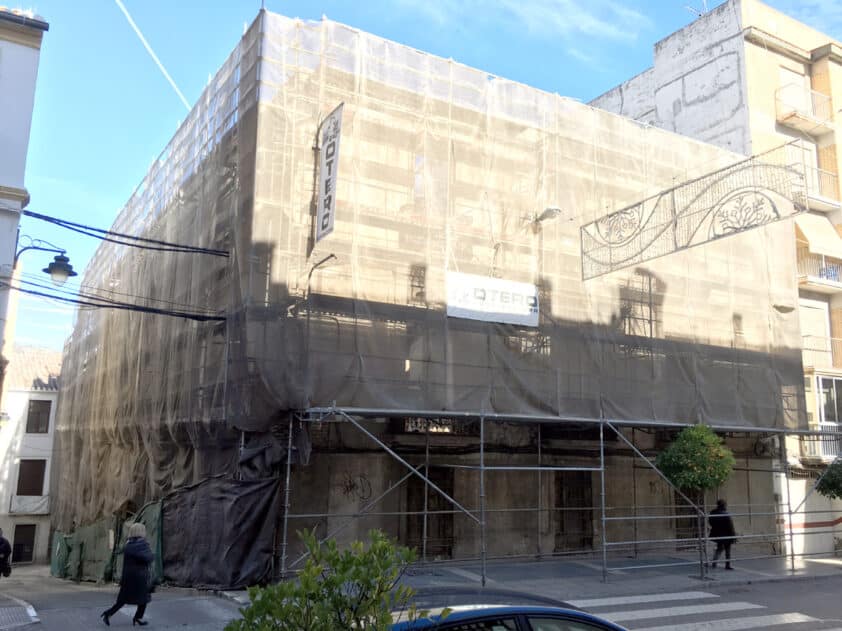 El Andamio Será Eliminado Con Las Obras Que Se Están Ejecutando. A. Matas.