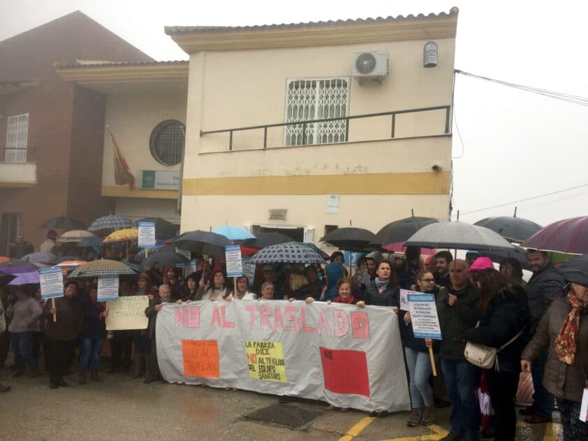 Los Vecinos Durante La Concentración Esta Mañana A Las Puertas Del Consultorio Médico De Ventorros