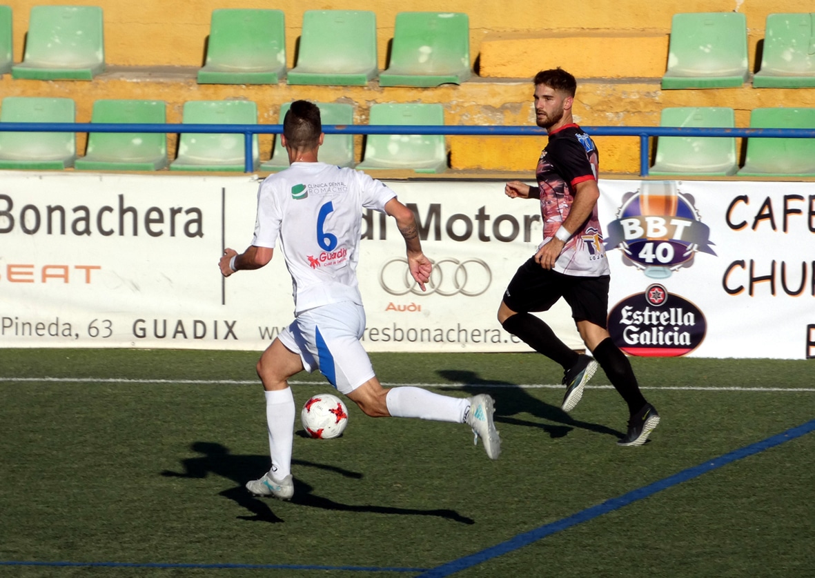 Álex Moreno Conduce El Balón Ante El Local Juanma Titos. Foto: Paco Castillo.
