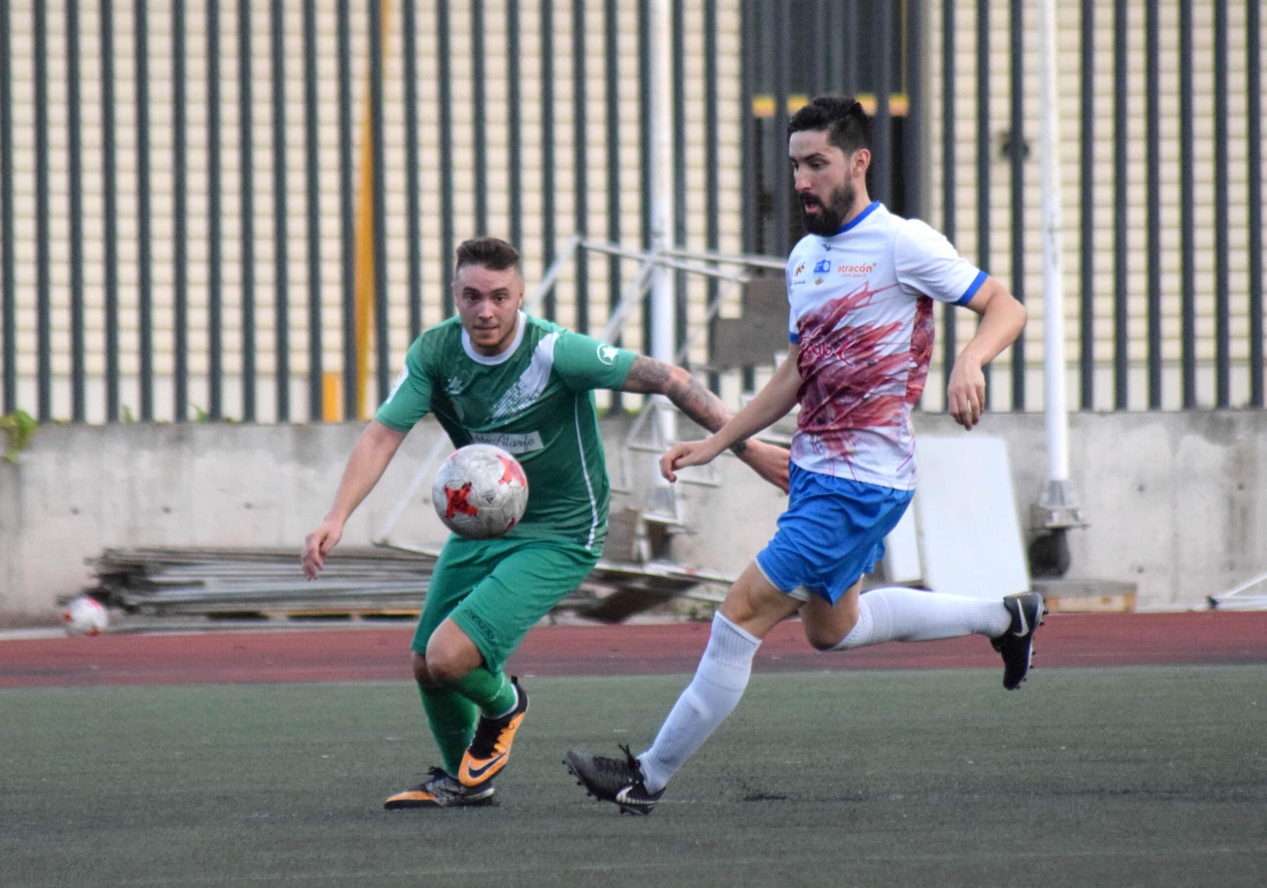 Seco Pugna Con Un Jugador Atarfeño Durante El Partido De La Primera Vuelta.