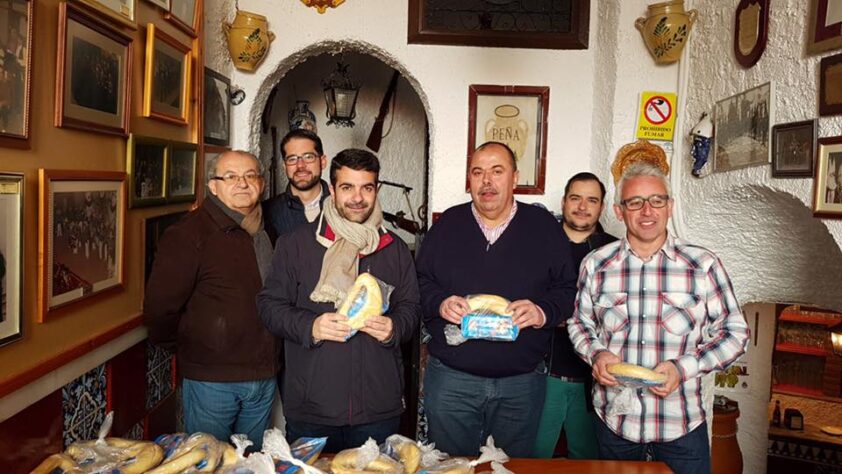 Miembros De La Peña La Orza Con El Alcalde Y Concejales En La Entrega De Roscas.