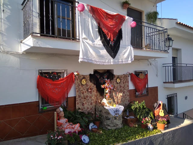 Una De Las Fachadas Adornadas Con Motivos Relacionados Con El Día De La Cruz