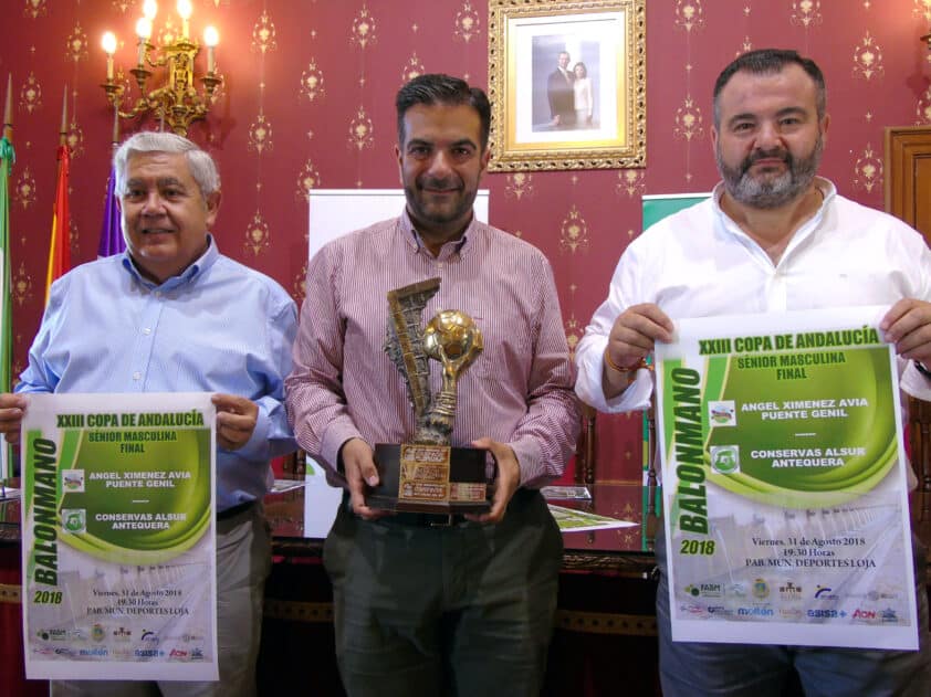 Presidente De La Federación Andaluza, Alcalde Y Concejal De Deportes Con El Cartel Del Partido