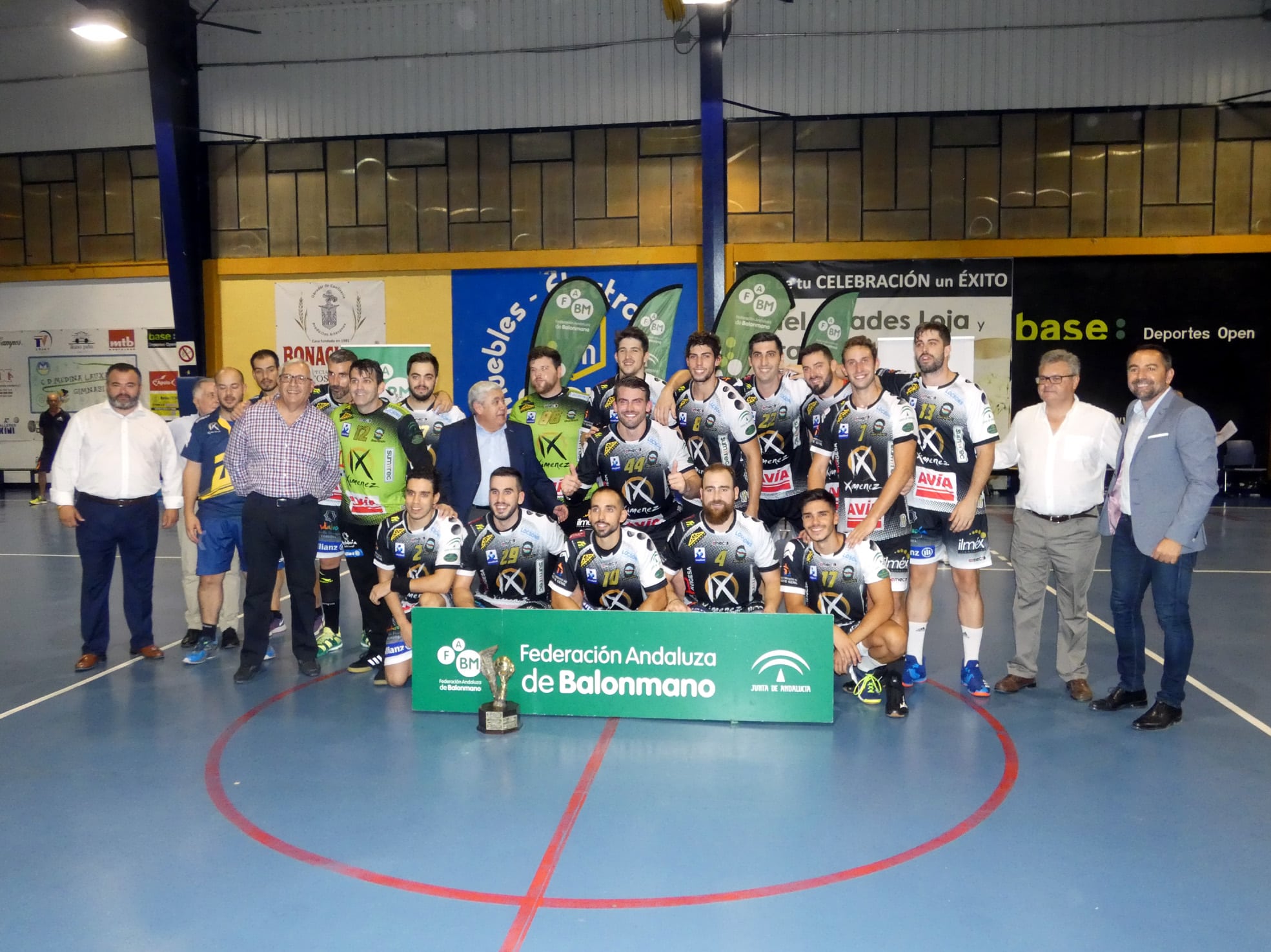 Puente Genil Posa Con El Trofeo Conseguido Ayer En Loja. Foto: Paco Castillo.