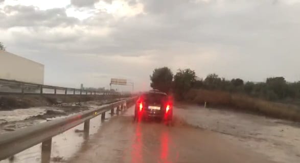 La Autovía A 92 Se Anegó De Agua A Causa De La Tormenta.