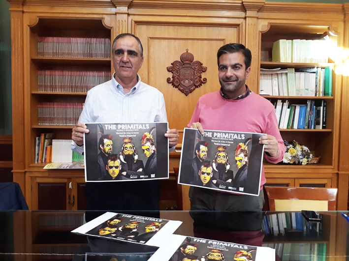 El Concejal De Cultura Y El Alcalde Durante La Presentación Del Espectáculo Teatral. Foto. E.c.