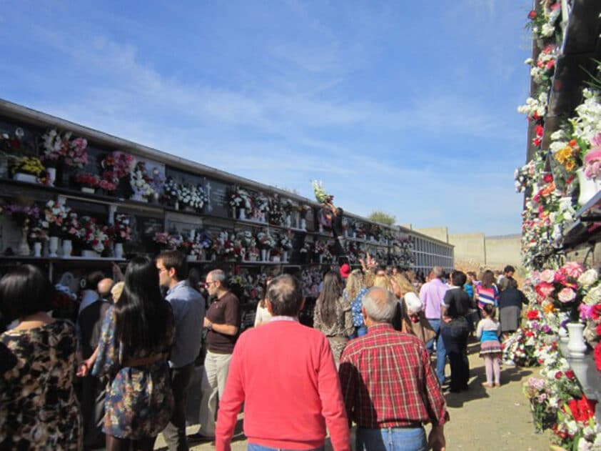 El Uno De Noviembre Congregó A Numeroso Público En Los Cementerios. Foto: El Corto