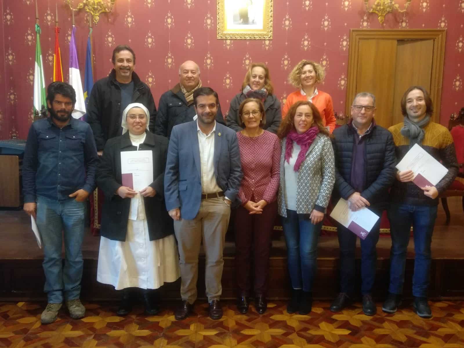Los Representantes De Los Colectivos Posan Junto Al Alcalde Y La Concejal De Bienestar Social