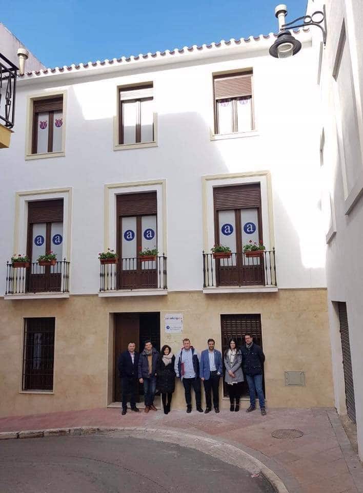 Autoridades Y Técnicos De Desarrollo Y Catastro, En La Fachada Del Edificio. Foto: P.c.