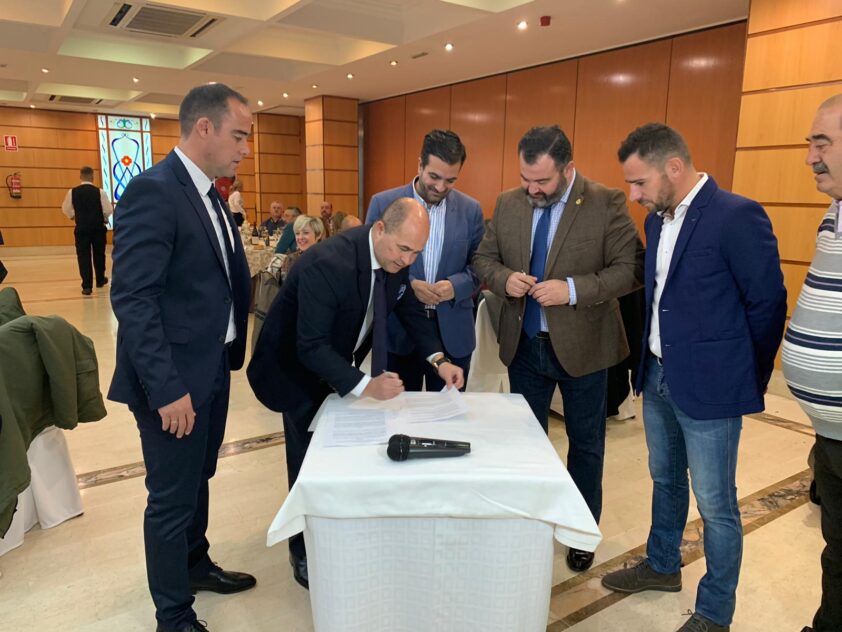 Momento De La Firma Del Convenio En Las Instalaciones De Grupo Abades En Loja