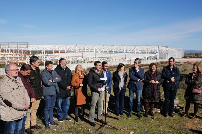 Juanma Moreno Durante La Visita A Loja, Acompañado Por Otros Representantes Del Partido