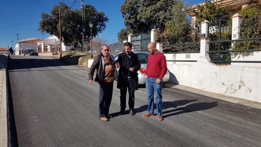 El Pedáneo De La Laguna Junto Al Alcalde Y El Concejal De Medio Rural En Una Visita A Una De Las Cal