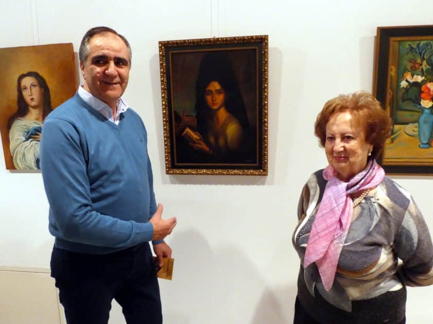 Trinidad Ruiz Comenta Con El Concejal De Cultura Algunas De Sus Obras. Foto: P. Castillo