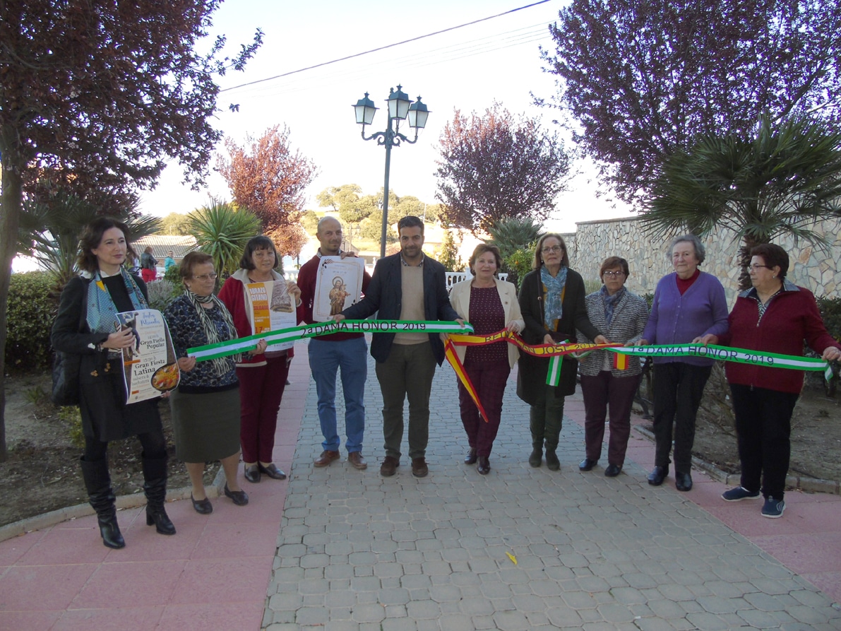 Camacho Y Arco, Junto A Un Grupo De Mujeres, En La Presentación. Foto: Calma
