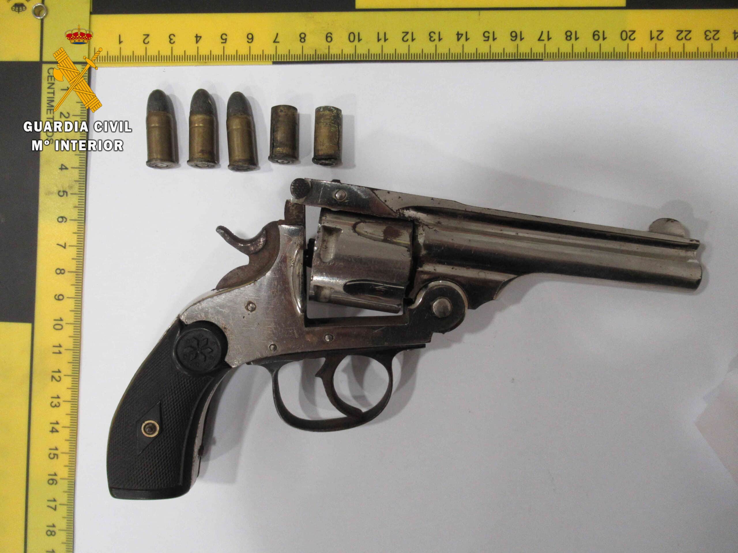 Revólver Incautado Por Los Agentes. Foto: Guardia Civil.
